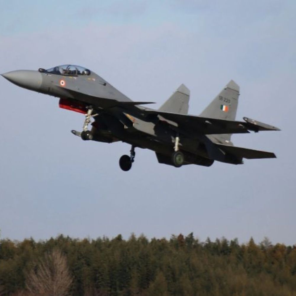 देहरादून में लड़ाकू विमान सुखोई की इमरजेंसी लैंडिंग:बरेली से भरी थी उड़ान, इंजन से तेल का रिसाव हुआ