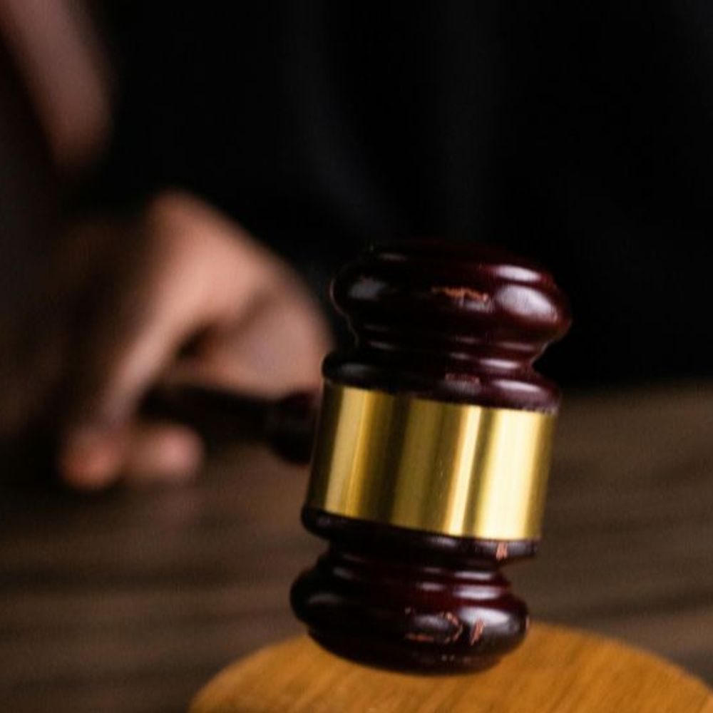 गुजरात में संपत्ति के लिए संतान की शर्मनाक हरकत:बेटे-बहू की हाईकोर्ट में याचिका, माता-पिता की तलाश करें; बुजुर्ग दंपती ने कहा- हमारी लोकेशन न बताएं