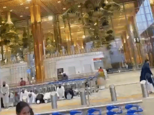 बेंगलुरु एयरपोर्ट में नमाज पढ़ने का VIDEO:BJP का सवाल- RSS परेड पर कर्नाटक सरकार को आपत्ति है, क्या इन्हें CM ने मंजूरी दी