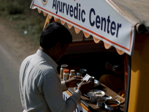 आयुर्वेदिक दुकान में इंजीनियर से ₹48 लाख की ठगी:किडनी डैमेज हुई; 20 लाख लोन लेकर 18gm बूटी, 17 लाख में तेल खरीदा था