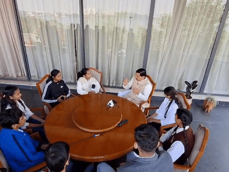 बच्चों ने पूछा-कभी क्लास से बंक मारा?:मुख्यमंत्री बोले-संडे को भी शिक्षकों के घर चला जाता था; गुरु ने 40 साल पहले कहा था-सीएम बनोगे