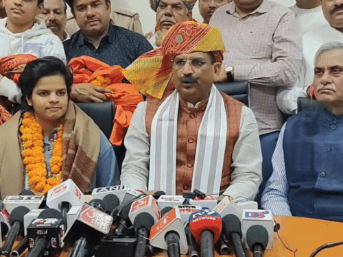 मंत्री कृष्ण बेदी का रोहतक का VIDEO वायरल:स्टेडियमों में खामी के सवाल पर हंसकर कहा-कहां है लिस्ट दो; जर्जर पोल से नेशनल प्लेयर की जान गई