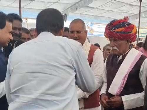 अफसर के पैरों में सांसद…लेटलतीफी पर छुए पैर:राजगढ़ में रोडमल नागर बोले- बेवकूफों की तरह डेढ़ घंटे इंतजार किया