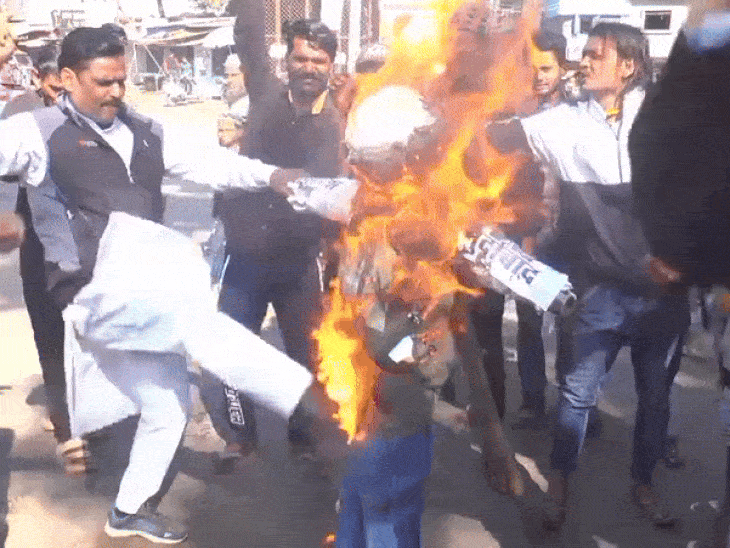 दिग्विजय बोले- बांग्लादेश में भारत की घटनाओं का रिएक्शन:BJP विधायक का पलटवार- भारत के नागरिक हो या पाकिस्तानी; भोपाल में प्रदर्शन