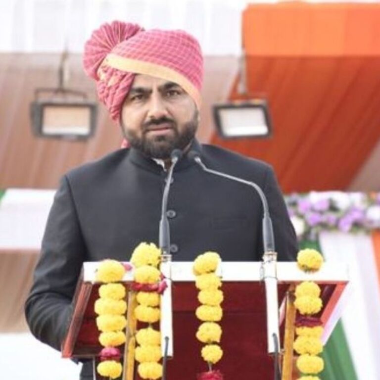 गुजरात के सुरेंद्रनगर कलेक्टर के खिलाफ FIR:1500 करोड़ की जमीन घोटाले का मामला, डिप्टी ममलतदार के घर से 67.50 लाख कैश मिले