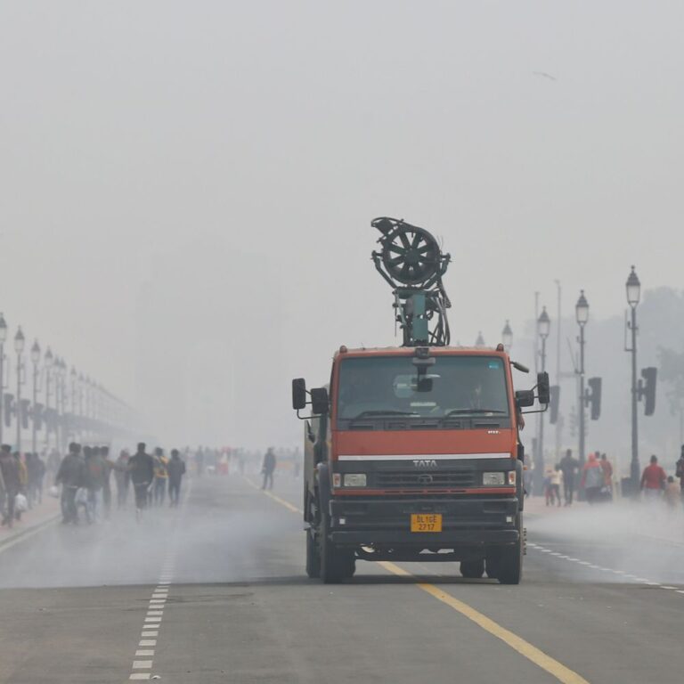 CAQM ने पूछा-GRAP-4 के बाद भी कैसे बढ़ रहा पॉल्यूशन:विभाग ठीक से लागू नहीं करवा रहे नियम; दिल्ली में कई जगह AQI 370+