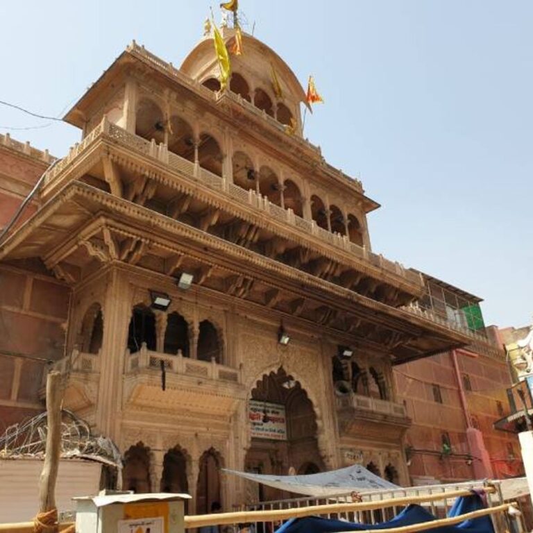 CJI बोले- भगवान को भी चैन से सोने नहीं देते:बांके बिहारी मंदिर में अमीरों की स्पेशल पूजा पर SC सख्त, नोटिस थमाया