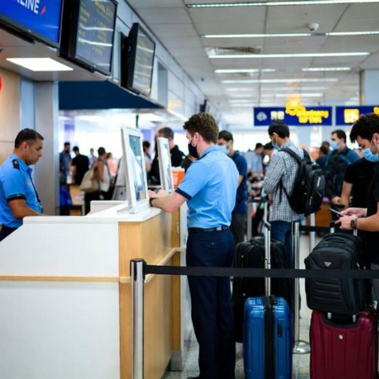 पैसेंजर्स ने कहा- इंडिगो समेत 8 एयरलाइन धोखाधड़ी कर रहीं:पेमेंट के समय टिकट की कीमत बढ़ाई,कई बार कैंसिलेशन ऑप्शन गायब किया; सर्वे में खुलासा