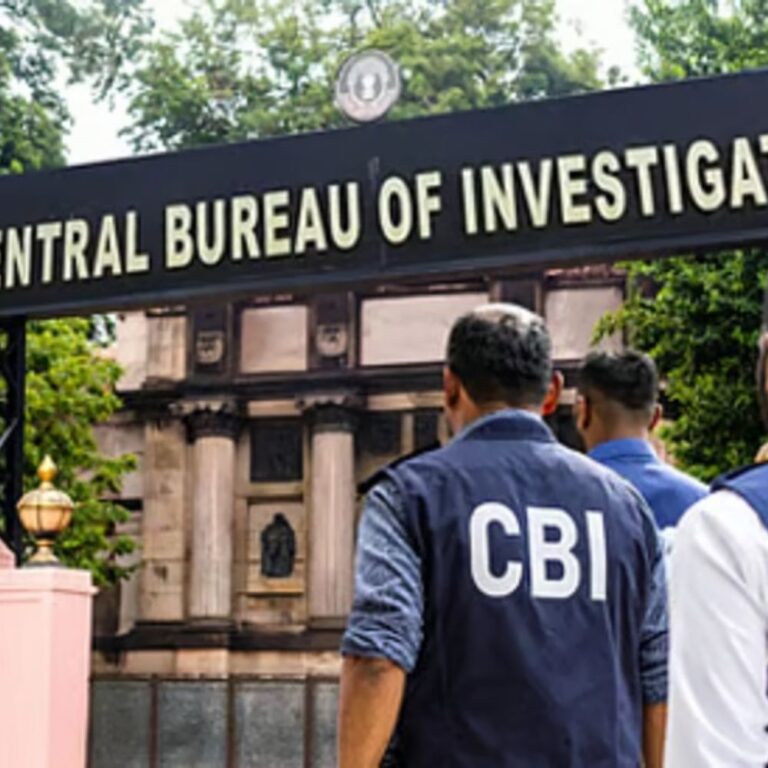 रक्षा मंत्रालय में तैनात लेफ्टिनेंट कर्नल रिश्वत लेते गिरफ्तार:CBI ने ₹2.36 करोड़ जब्त किए; प्राइवेट कंपनियों को फायदा पहुंचाने का आरोप, पत्नी भी शामिल