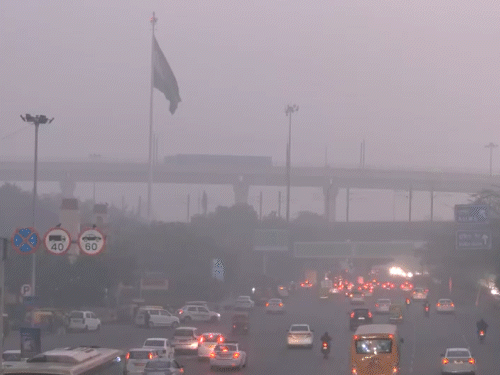 दिल्ली में पॉल्यूशन, 50% एम्प्लॉइज को वर्क फ्रॉम होम अनिवार्य:सभी दफ्तरों में सिर्फ आधे कर्मचारी जाएंगे; मजदूरों को ₹10 हजार मुआवजा, और सख्त होंगे नियम