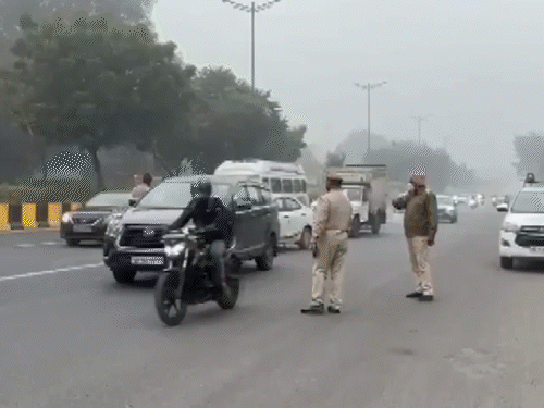 दिल्ली में एक दिन में 3746 वाहनों का चालान:570 गाड़ियां बॉर्डर से वापस भेजी गईं; एंट्री प्वाइंट्स पर 5000 वाहनों की जांच हुई