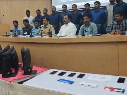 हैदराबाद में फर्जी कॉल सेंटर का पर्दाफाश, 9 गिरफ्तार:ऑस्ट्रेलियाई नागरिकों से ₹10 करोड़ ठगे; 12 कंप्यूटर, 7 मोबाइल और चेक बुक जब्त