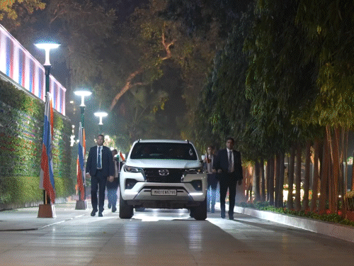 भारत पहुंचे पुतिन से गले मिले PM मोदी:एयरपोर्ट पर रिसीव किया, रेड कार्पेट वेलकम दिया, एक ही गाड़ी में रवाना हुए; कुछ देर में प्राइवेट डिनर