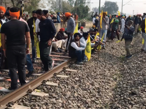 पंजाब में किसानों का रेल रोकने का ऐलान:19 जिलों में 26 जगह पटरियों पर बैठेंगे; 5 को दो घंटे का प्रदर्शन, हाईवे नहीं रोकेंगे