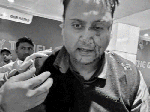 दिल्ली एयरपोर्ट पर पैसेंजर से मारपीट, पायलट सस्पेंड:यात्री का दावा- मामला खत्म करने का दबाव बनाया, खून से सना चेहरा देख बेटी सदमे में