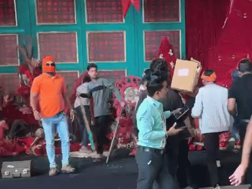 रायपुर के मैग्नेटो मॉल में धर्म पूछकर तोड़फोड़:मार्केटिंग हेड बोलीं- ID कार्ड देखकर कास्ट पूछा; बजरंग दल के 30-40 कार्यकर्ता लाठी-डंडे लेकर घुसे थे