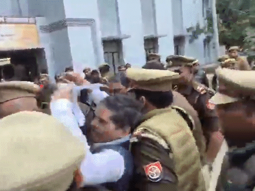 पूर्व IG को धकेलते हुए कोर्ट ले गई पुलिस, VIDEO:देवरिया में बोले- मेरी हत्या हो सकती; पत्नी का दावा- आधी रात ट्रेन से उठाया