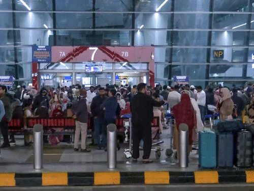 सरकार ने इंडिगो की उड़ानों में 5% कटौती की:स्लॉट दूसरी एयरलाइंस को दिए, 10 बड़े एयरपोर्ट पर IAS भेजे; आज 180 फ्लाइट्स कैंसिल