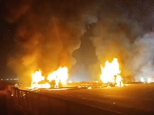 कर्नाटक में स्लीपर बस में आग, 10 जिंदा जले:30 से ज्यादा यात्री सवार थे; चित्रदुर्ग के हिरियूर में लॉरी से टक्कर के बाद हादसा