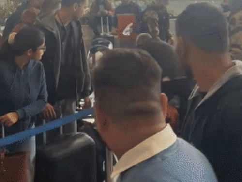 एयरपोर्ट पर यात्रियों में मारपीट, लात-घूंसे चले:कोई रोया, किसी ने हंगामा किया, महिला सिक्योरिटी से भिड़ी; इंडिगो संकट की 18 PHOTOS