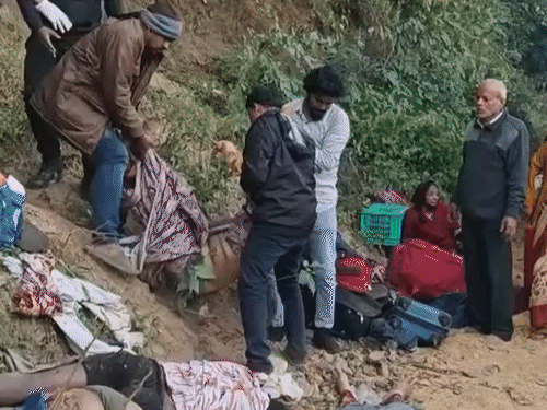 छत्तीसगढ़-आंध्रप्रदेश-बॉर्डर पर घाटी से गिरी बस,9 यात्रियों की मौत:सड़क पर बिखरे शव-सामान, 40 यात्री थे सवार, घायलों को भद्राचलम में भर्ती कराया गया