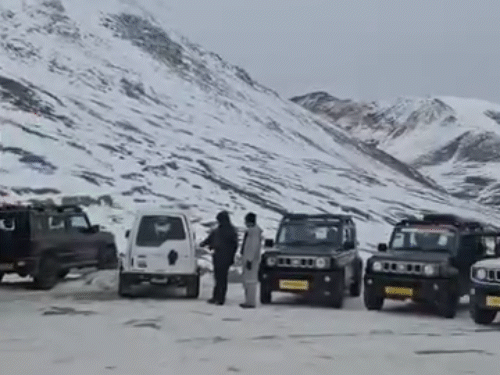 हिमाचल के शिंकुला दर्रा में फ्रेश स्नोफॉल:कल-परसों ऊंचे पहाड़ों पर बर्फबारी; शिमला का न्यूनतम तापमान 12.2°C पहुंचा, कोहरे ने बढ़ाई परेशानी