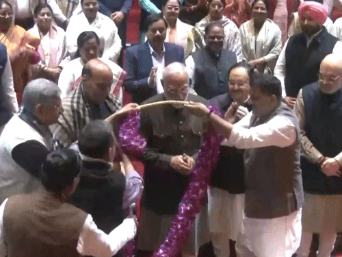 मोदी बोले- लोगों से 30-40 पेज के फॉर्म न भरवाएं:मंत्रियों से कहा- फालतू पेपरवर्क खत्म करें; नियम-कानून जिंदगी आसान बनाने के लिए हों