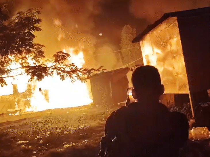 यूपी में बस में लगी भीषण आग, 3 जिंदा जले:यात्री शीशा तोड़कर कूदे, 24 झुलसे; ट्रक की टक्कर के बाद हादसा