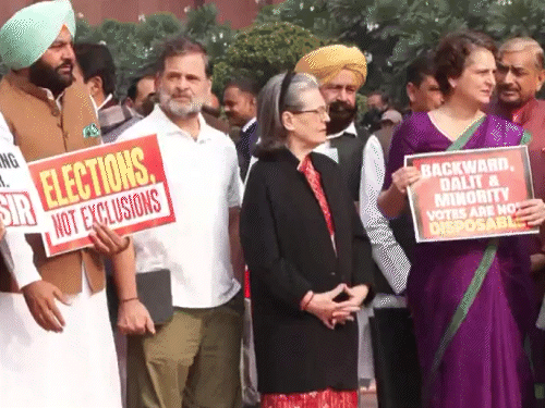 लोकसभा में विपक्ष का हंगामा, सांसद वेल में पहुंचे:वोट चोर- गद्दी छोड़ के नारे लगाए; मल्लिकार्जुन खड़गे ने कहा- लोकतंत्र को बचाना जरूरी