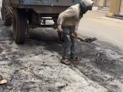 रात में बनी 6 करोड़ की सड़क सुबह उखड़ी, VIDEO:छत्तीसगढ़ में कचरा गाड़ी में भरकर ले गए मटेरियल; अफसर बोले- रोलर खराब था, इंजीनियर सस्पेंड