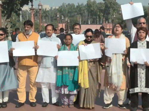 कंगना रनोट बोलीं- PM मोदी दिलों को हैक करते हैं:सपा की डिंपल यादव ने कहा-SIR के जरिए NRC लागू कर रहे, लोकसभा में SIR पर बहस