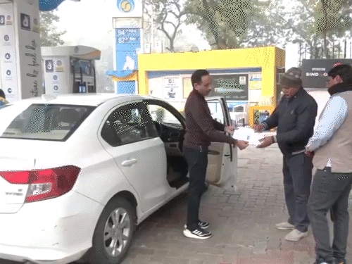 दिल्ली में सख्ती, जगह-जगह गाड़ियों की चेकिंग:सिर्फ BS-6 इंजन गाड़ियों को एंट्री, पॉल्यूशन सर्टिफिकेट के बिना पेट्रोल-डीजल नहीं दिया जा रहा