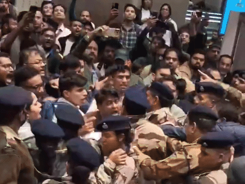 इंडिगो संकट- एयरलाइन ने अबतक ₹610 करोड़ रिफंड किए:देशभर में यात्रियों को 3 हजार बैगेज भी लौटाए; छठे दिन 650+ फ्लाइट कैंसिल