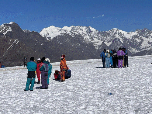 हिमाचल में बर्फ देखने रोहतांग पास जा सकेंगे टूरिस्ट:कोहरे-कोल्ड वेव ने बढ़ाई ठंड, 17 शहरों में 5°C से नीचे पारा, कल बारिश-बर्फबारी