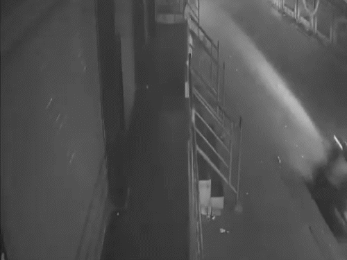 बेंगलुरु- घायल पति की मदद के लिए गिड़गिड़ाती रही पत्नी:पहले हॉस्पिटल में डॉक्टर, दूसरे से एंबुलेंस नहीं मिली, फिर एक्सीडेंट होने से मौत हो गई