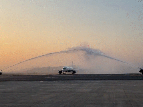 नवी मुंबई एयरपोर्ट शुरू, पहली फ्लाइट को वाटर सैल्यूट; VIDEO:इंडिगो विमान बेंगलुरु से पहुंचा था; अडाणी ने यात्रियों का स्वागत किया, सेल्फी खिंचाईं