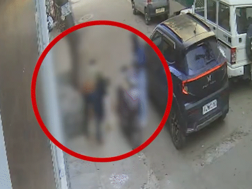 बेंगलुरु में प्रपोजल ठुकराने पर युवती से छेड़छाड़...VIDEO:आरोपी ने कपड़े फाड़ने की कोशिश की; सिर, पीठ और गर्दन पर हमला किया