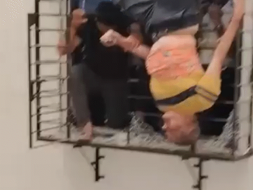 सूरत में 10वीं मंजिल से गिरा शख्स VIDEO:8वें फ्लोर की खिड़की में पैर फंसने से बची जान; फायर ब्रिगेड ने ग्रिल काटकर निकाला