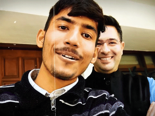 AAP सांसद राघव चड्ढा ने डिलीवरी बॉय को घर बुलाया:साथ में लंच किया, संसद में कहा था- गिग वर्कर जान की बाजी लगा ऑर्डर पहुंचाते हैं