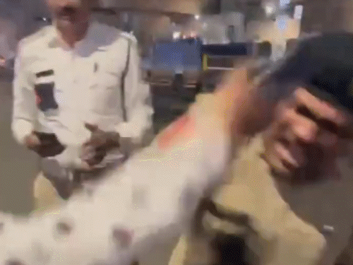 अहमदाबाद में पुलिस ने बीच सड़क पर महिला को पीटा:आंख पर चोट लगी, आईडी कार्ड गिरने पर भड़का था अफसर; FIR करने पहुंची तो धमकाया