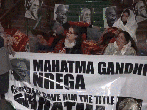 संसद की सीढ़ियों पर सांसदों का रातभर धरना, VIDEO:गीत गाए; स्पीकर के चेंबर में पीएम मोदी-प्रियंका की चाय पर चर्चा.. संसद के मोमेंट्स