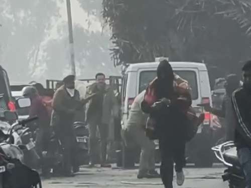 डकैत की हत्या के लिए हरिद्वार में पुलिस पर हमला:नकाबपोश बाइक से आए, ताबड़तोड़ फायरिंग की, 3 को गोली लगी