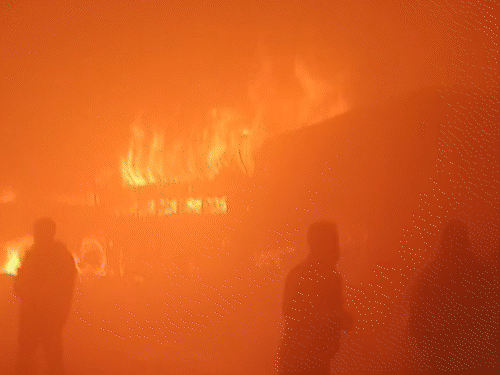 मथुरा में 8 बसें-3 कारें टकराईं, 13 जिंदा जले:शरीर के टुकड़े 17 पॉलीथिन में ले गए; एक्सप्रेस-वे पर कोहरे के चलते हादसा, 70 घायल