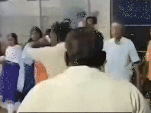 तमिलनाडू में पुलिसकर्मी पर चाकू से हमला, VIDEO:युवक ने भीड़ को भी चाकू निकालकर डराया, पुलिस ने पकड़ा