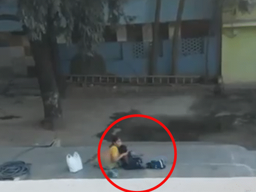 हैदराबाद के प्राइवेट स्कूल में नर्सरी की बच्ची से मारपीट:स्कूल अटेंडेंट ने जमीन पर गिराकर पीटा, बाल खींचे, पड़ोसी ने VIDEO बनाया