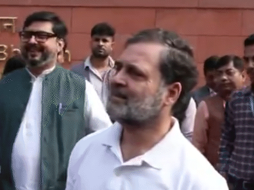 संचार साथी एप पर प्रियंका बोलीं-सरकार जासूसी करना चाहती है:सरकार ने कल कहा था- सभी मोबाइल में इंस्टॉल होगा; आज बोली- डिलीट कर सकते हैं