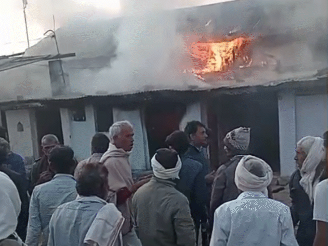 3 मकानों में आग,2 घर के लोग भागे…1 जिंदा जला:घर में अकेला सोता रह गया; 6 फायर ब्रिगेड ने 3 घंटे में आग पर काबू पाया