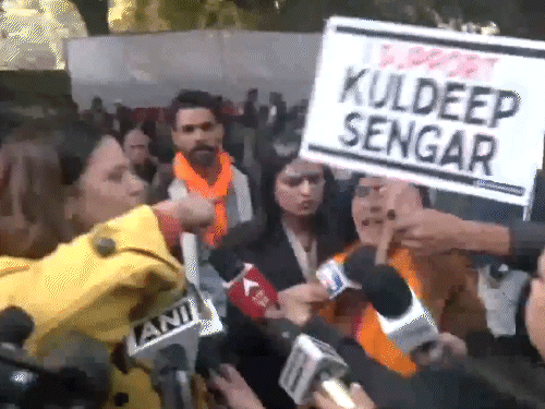 उन्नाव रेप पीड़ित और कुलदीप सेंगर समर्थकों में झड़प:दिल्ली के जंतर-मंतर पर प्रदर्शन कर रहे थे, पीड़ित बोली- गवाहों की सुरक्षा हटाई गई