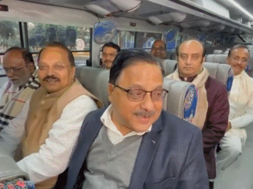 मोदी के घर पर डिनर पर पहुंचे NDA सांसद:20-25 के ग्रुप में बसों से आए; अनुराग ठाकुर ने कहा-अगला डिनर बंगाल जीत के बाद