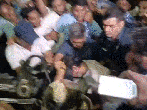 चेन्नई एयरपोर्ट पर गिरे एक्टर विजय थलापति:मलेशिया से लौटने पर फैंस ने घेर लिया था, सुरक्षाकर्मियों ने उठाकर कार में बिठाया